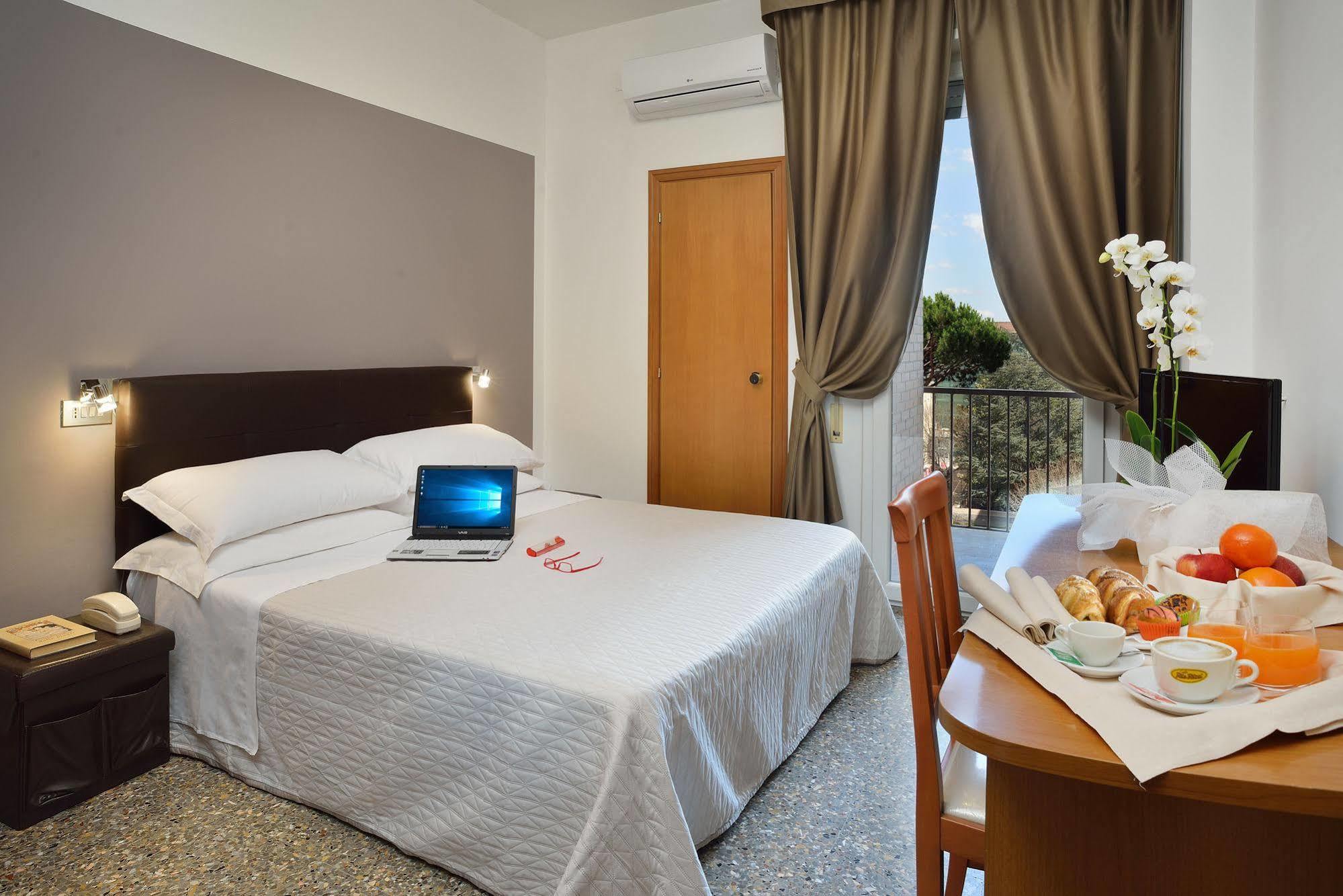Hotel Piero Della Francesca Urbino Luaran gambar